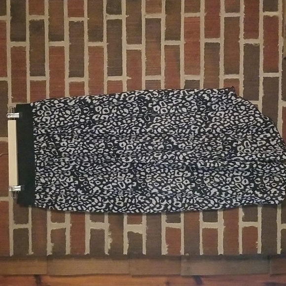 Black and white skirt - Picture 2 of 5